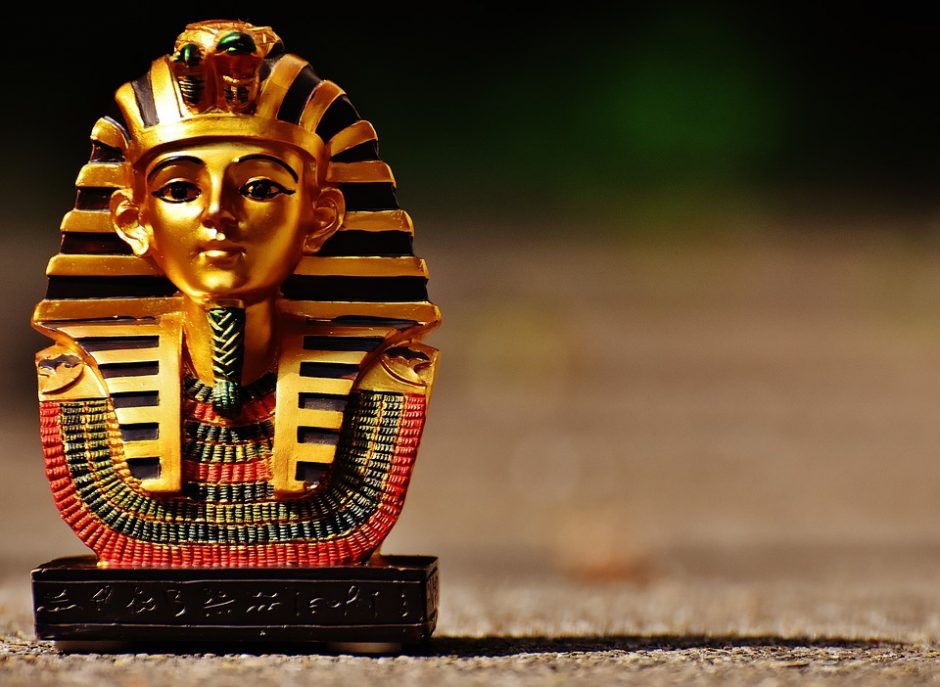 古代エジプト史上最も有名な王『ツタンカーメン』が9歳で成し遂げたことと、その裏にいた黒幕 | IQ.